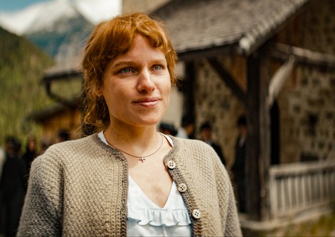 Die große und einzige Liebe: Die Kellnerin Marie (Julia Franz Richter) zieht mit Egger ins Gebirge. (Foto: Epo Film/Tobis)