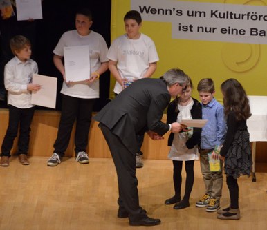 Landesrat Harald Sonderegger überreichte allen Kindern und Jugendlichen die Urkunden.
