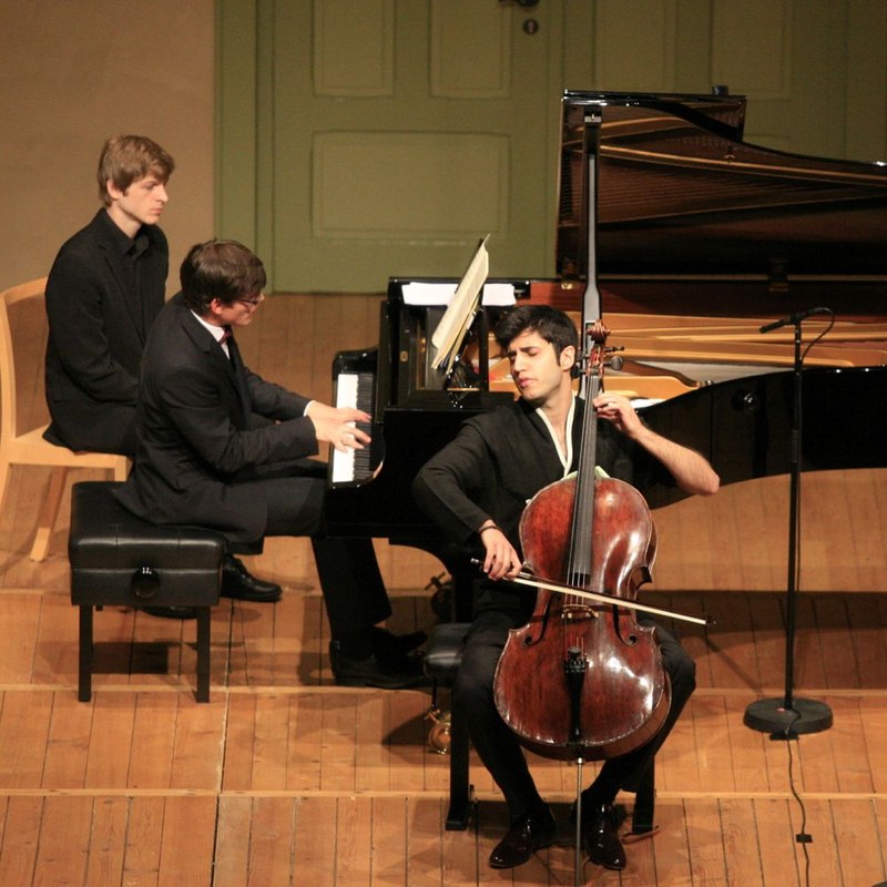Kian Soltani am Violoncello und Aaron Pilsan am Klavier führten die konzentriert zuhörenden KonzertbesucherInnen im Markus-Sittikus Saal mit inspirierenden Werkdeutungen in ihre musikalische Welt.