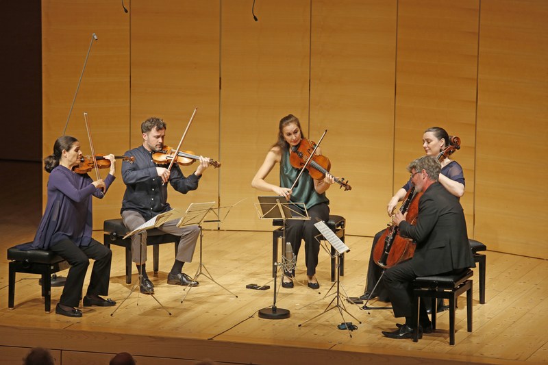 Klarinettist Robert Plane ist für den erkrankten Daniel Ottensamer eingesprungen. Mit dem Elias String Quartet spielte er das Klarinettenquintett von Johannes Brahms.