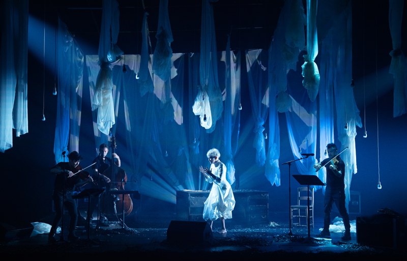 Das musikalische Konglomerat mit ausgezeichneten Interpret:innen und einem starken Bühnenkonzept wurde vom Publikum mit viel Beifall aufgenommen. (Foto: Anja Koehler)