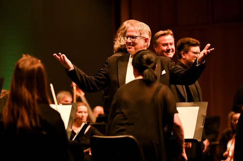 Er freut sich zurecht über eine gelungene Aufführung: Dirigent und Chorleiter William Maxfield (Foto: Lilli Löbl)