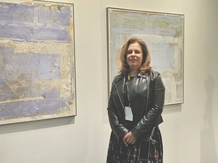Eva-Maria Bechter Kastowsky vor Arbeiten von Christoph Luger