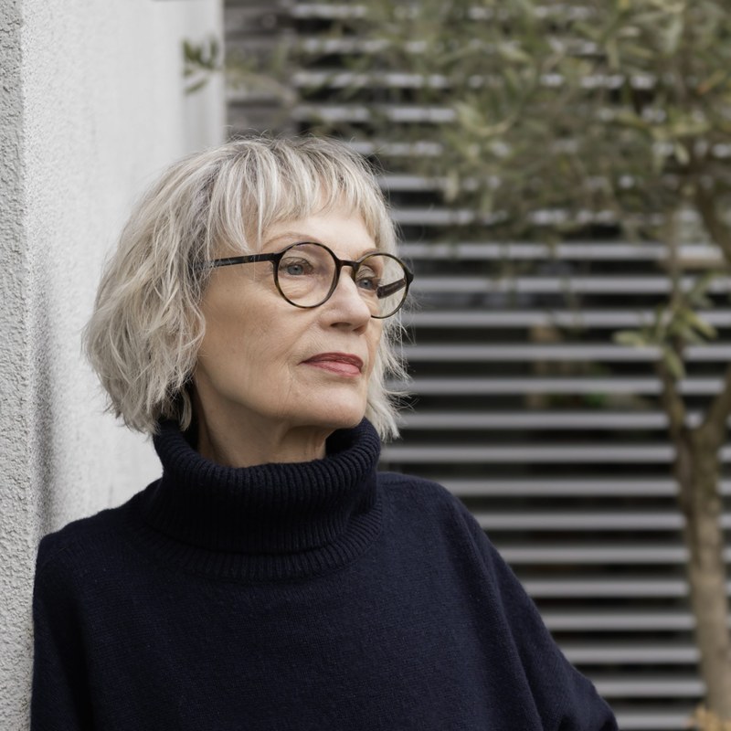 Die Vorarlberger Schriftstellerin Eva Schmidt erzählt in ihrem neuen Roman von Abschied und Verlust, aber auch von Verbundenheit und Nähe. (© Jung und Jung/ Foto: Klaudia Longo)