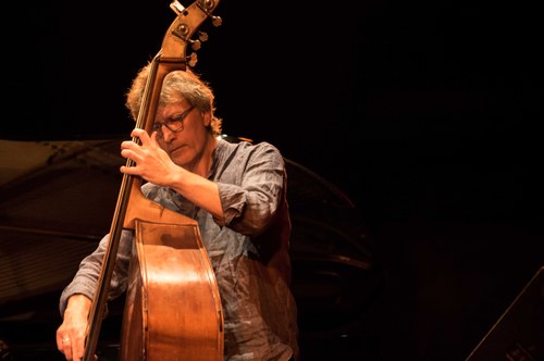 ... und Kontrabassist Marc Muellbauer steuern ebenso wie Klesse Eigenkompositionen bei und kombinieren kompositorische Raffinesse mit feinsinniger Interaktion (Foto: Stefan Hauer)