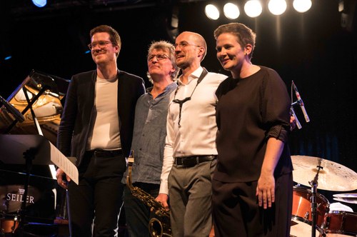 Die exzellente Band freute sich bei ihrer gelungenen Österreich-Premiere über den begeisterten Applaus des Publikums (Foto: Stefan Hauer)