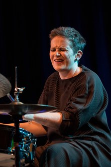 Eva Klesse ist eine einzigartige Schlagzeugerin, die ungemein geschmackvoll und subtil das rhythmische Geschehen vorantreibt (Foto: Stefan Hauer)