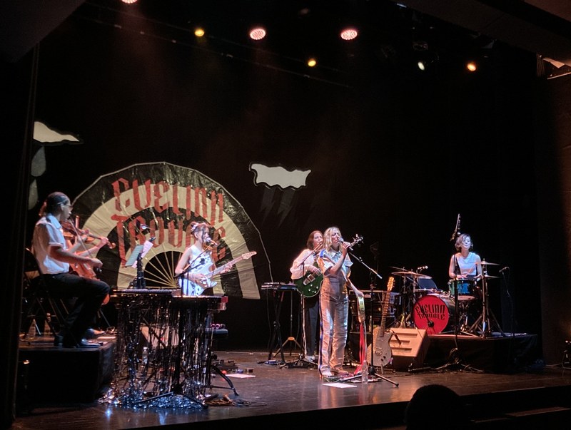Evelinn Trouble mit Band und Streicher:innen