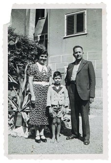Harry Emanuel Weil mit seinen Eltern Angelina und Harry Weil im Garten des Rabbinerhauses in Hohenems, um 1937/38.  (© Sammlung des Jüdischen Museums Hohenems, Sammlung Harry Weil, f-wei-104)