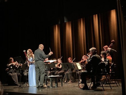 Fagottistin Katharina Mätzler mit dem Streicherensemble Montfort und dem Dirigenten Maestro Graziano Mandozzi.