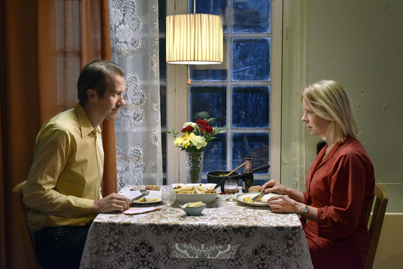 Wovon man nicht sprechen kann, darüber muss man schweigen: Holappa (Jussi Vatanen) und Ansa (Alma Pöysti) beim Abendessen.