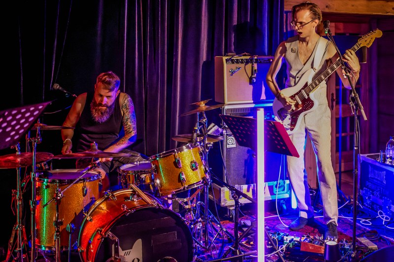 Wenn das Kraftbündel Valentin Schuster bei WOBBLE8, wo er erstmals als Bandleader fungiert, so richtig loslegt, bleibt selbst E-Bassist Dan Peter Sundland der Mund offen stehen ... (Foto: Stefan Hauer) 