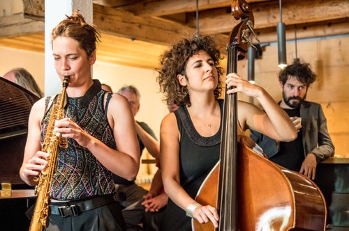 Die Kontrabassistin Athina Kontou begab sich – familiär bedingt – auf Spurensuche in der traditionellen griechischen Musik, unterstützt von der großartigen Saxophonistin Luise Volkmann ...