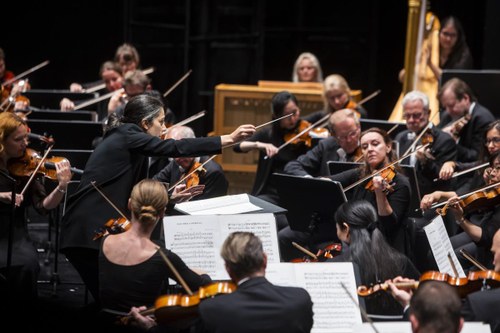 Marie Jacquot forderte die Orchestermusiker:innen heraus. Seit der Spielzeit 2023/24 ist die französische Dirigentin erste Gastdirigentin der Wiener Symphoniker.