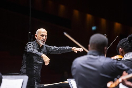 Benjamin Lack führte alle Jugendlichen zu interpretatorischen Höhenflügen. Ab Oktober ist der herausragende Chor- und Orchesterleiter sowie Pädagoge an der Musikuniversität in Graz tätig und die Musikszene des Landes um ein Vielfaches ärmer.