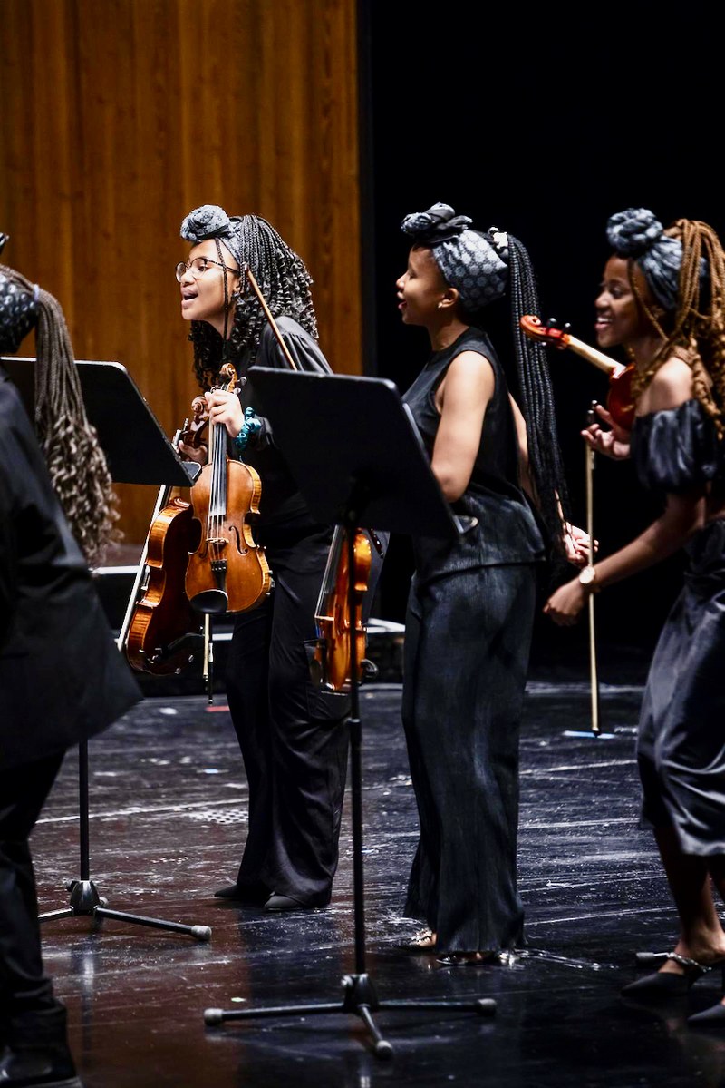 Das begeisterte Musizieren, Singen und Tanzen der Jugendlichen aus Südafrika und Vorarlberg ließ im Bregenzer Festspielhaus die Funken sprühen.