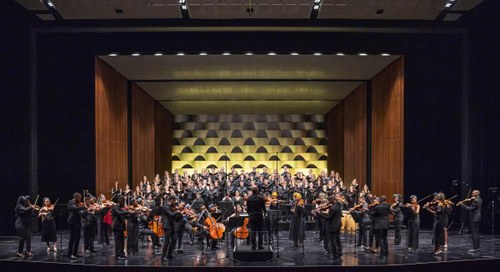 Das Bochabela String Orchestra & Friends sowie der Landesjugendchor Voices musizierten unter der Leitung von Benjamin Lack enthusiastisch. (Foto: Lisa Mathis)