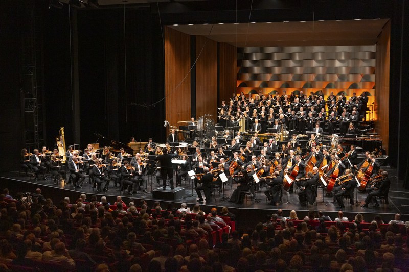 Der Prager Symphonische Chor, die Wiener Symphoniker und der neue Chefdirigent Petr Popelka begeisterten das Publikum mit dem vielsagenden Werk „Love and the Fever“ von Thomas Larcher. (Fotos: Dietmar Mathis)