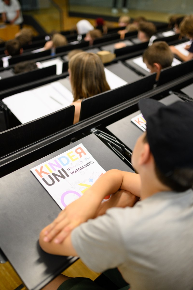 Hochschulluft schnuppern: Kinder entdecken bei der Kinderuni Vorarlberg unterschiedliche Wissensbereiche. (Foto: FHV, Rhomberg)