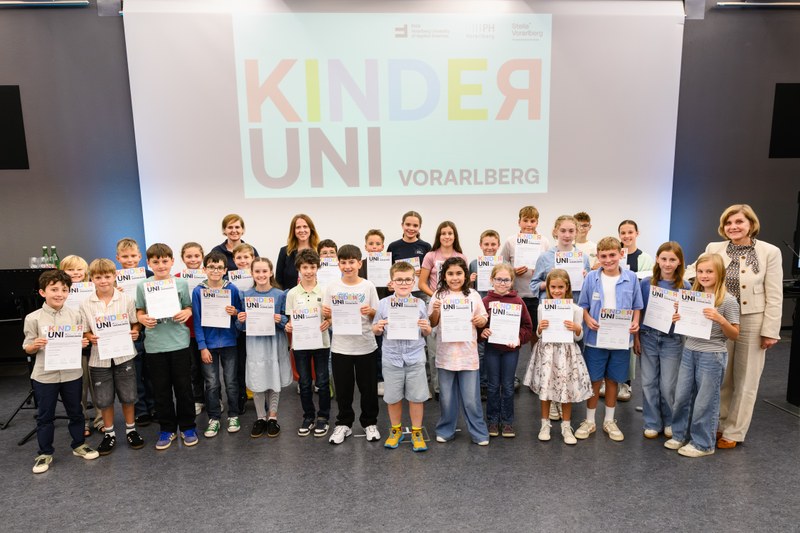 Bei der Sponsion feierten die Kinder gemeinsam ihren erfolgreichen Abschluss der Kinderuni Vorarlberg. (Foto: FHV, Rhomberg)