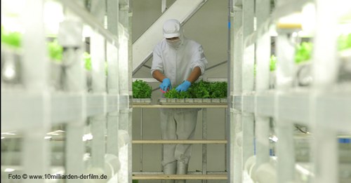 ...und keimfreie Salat-Labors in Japan als falsche, weil ressourcen- und energieintensive Ansätze. Zitat des Labor-Direktors: "Erde ist kein kontrollierbares Medium."