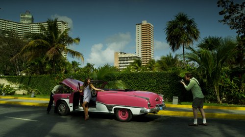 Die Panne von Fünfziger-Jahre-Automobilen als Gelegenheit für ein Fotoshooting. Schon ein Standard aus Kuba-Märchenland.