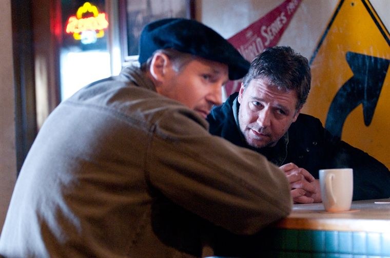 John (Russell Crowe) holt sich bei einem Ausbrecherkönig (Liam Neeson) Tipps