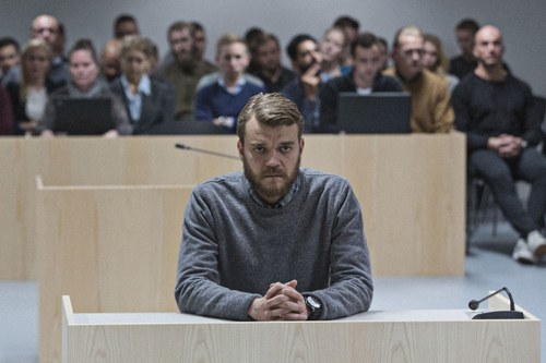 Pilou Asbæk als Kommandant Pedersen vor Gericht. Starke Präsenz, die dem nüchternen Tonfall des Films zuarbeitet.