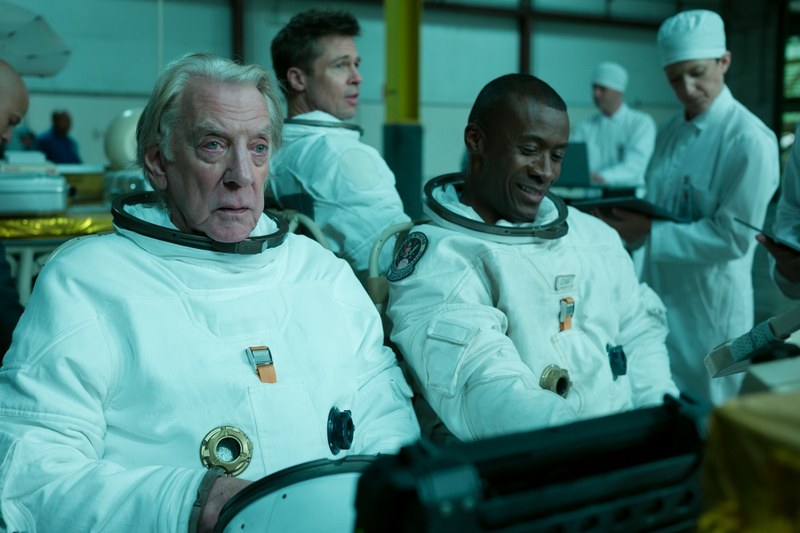 Die NASA (darunter auch Donald Sutherland in einer Nebenrolle) als Verein, der Mythen produziert und dunkle Geheimnisse verbirgt.