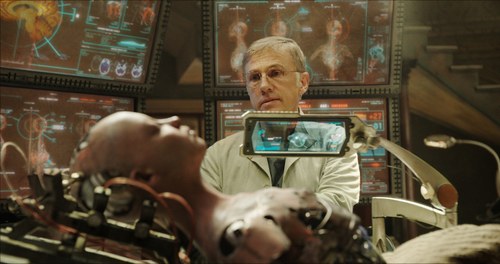 Christoph Waltz als Doktor, der den Cyborg bastelt, in einer ungewohnt anteilnehmenden Rolle frei von Sarkasmus.