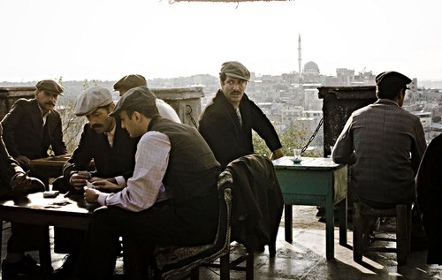 Hüseyin (Fahri Ogün Yardim) hört in einem türkischen Café, dass Deutschland Gastarbeiter sucht © Filmladen Filmverleih