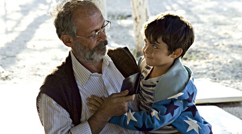 Hüseyin (Vedat Erincin) und sein Enkel Cenk (Rafael Koussouris) © Filmladen Filmverleih