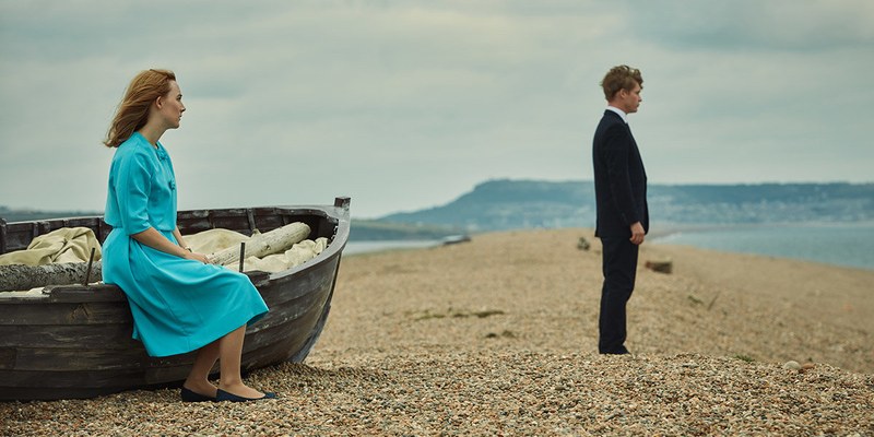 Am Strand von Chesil, wo das Meer die Steinchen immer wieder neu formiert. In einem Moment der Wahrheit droht eine Beziehung zu zerbrechen.