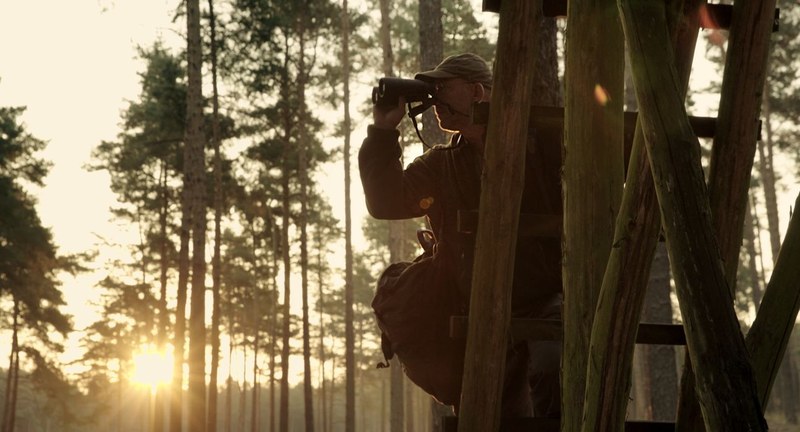 Auf der Pirsch: Der Spaziergänger betrachtet die Natur nur als Kulisse, der Jäger lässt sich darauf ein, heißt es im Film. So etwas schon einmal gehört?