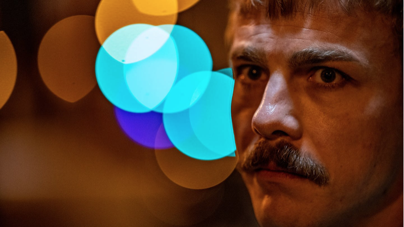 Albrecht Schucht als Reinhold, starke Präsenz als Psychopath, Frauenhasser, Verführer. Blaue Prismen und Rottöne erzählen von einer atmosphärischen Grundhaltung des Films.