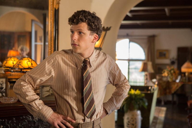 Angezogene Schultern, leicht vorgebeugter Oberkörper, verdutzter Ausdruck. Jesse Eisenberg als Woody Allen Wiedergänger.
