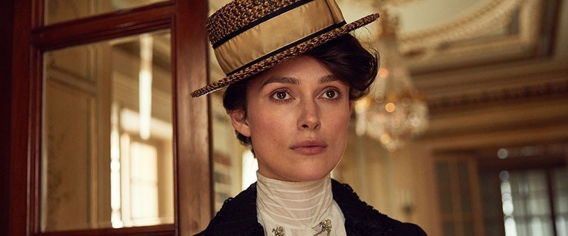 Nuancierte Performance: Knightley physisch fordernd modern, zugleich defensiv in ihrer historischen Rolle.