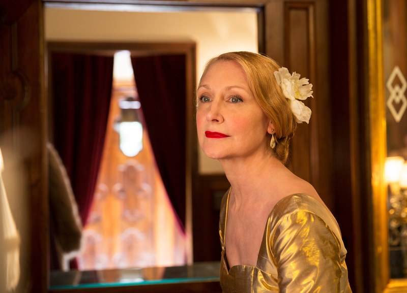 Trübe Verhältnisse, klarer Blick: Violet Gamart (Patricia Clarkson) als hinterhältige Kraft.