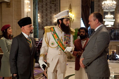 Der Diktator (Sascha Baron Cohen) mit Onkel (Ben Kingsley) und amerikanischem Sicherheitsbeamtem (John C. Reilly)