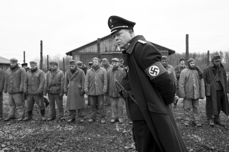 Willkürliche Exekutionen und Erniedrigung von NS-Gefangenen werden etwas zu "dynamisch" ins Bild gesetzt.