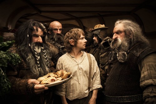 Hungrige Zwerge zu Gast in der Hütte von Hobbit Bilbo Beutlin (Martin Freeman)