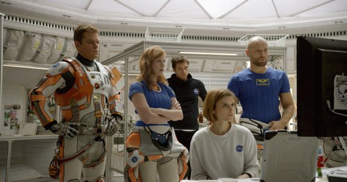 Die Crew rund um Commander Lewis (Jessica Chastain) hält Risikobereitschaft und Heroismus hoch.