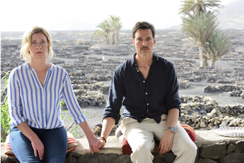 Caroline Peters und Florian David Fitz als Paar aus dem Takt. Im Hintergrund verbrannte Erde. So dramatisch wird es aber nicht.
