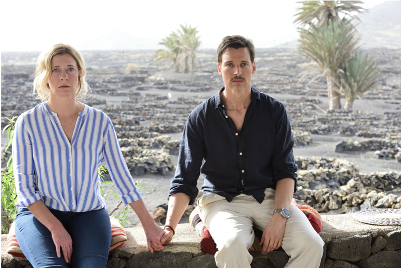 Caroline Peters und Florian David Fitz als Paar aus dem Takt. Im Hintergrund verbrannte Erde. So dramatisch wird es aber nicht.