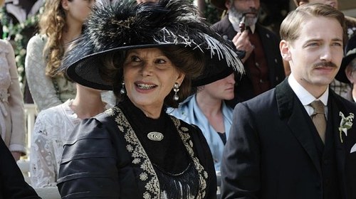 Claudia Cardinale als gestrenge Tante in einer Minirolle.