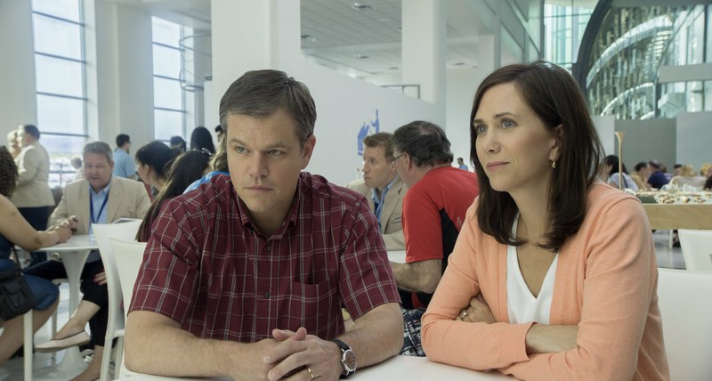 Matt Damon und Kristen Wiig als die Safraneks, die sich kleinschrumpfen lassen, um einen neuen Reichtum zu genießen. Der Preis ist hoch, wie sich herausstellt.