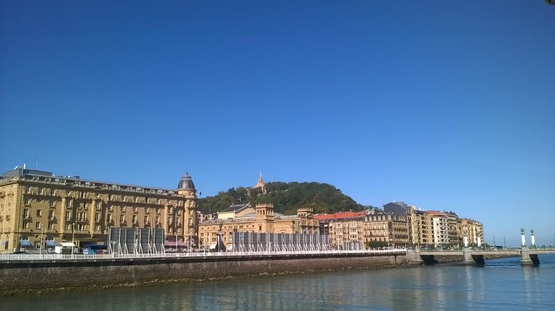 Blick auf den Urumea Fluss und das Victoria Eugenia-Theater in San Sebastián / Baskenland © Haizea Alberdi