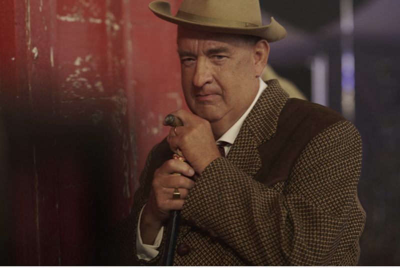 Snowman and Showman: Tom Hanks als Förderer und Gegenspieler seines Stars, der auf eigentümliche Weise die Perspektive des Films bestimmt.