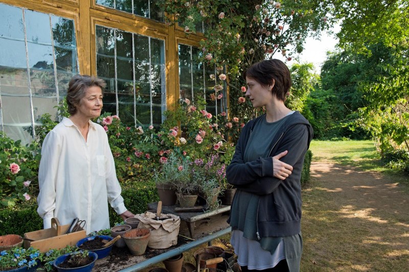 Charlotte Rampling huscht durch die Anlage, eine freundliche Patin des Todes.