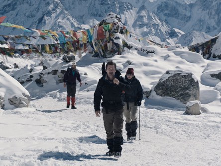 Implizite Kritik an massenhaften Himalaya-Touren: Ein Haufen Hobby-Bergsteiger und Abenteurer, die für viel Geld auf den Berg geleitet werden wollen.